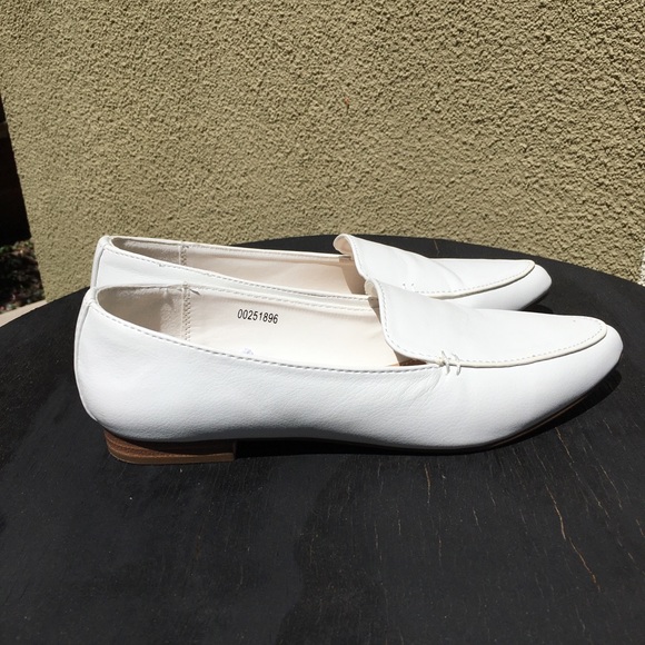 🌷🪷 Lovely white loafer flats. Only worn once on carpet for a few hours. - Picture 3 of 10